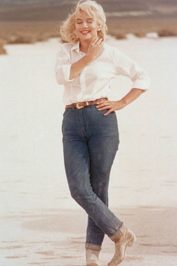 "مارلين مونرو" في قميص أبيض وسروال جينز داكن