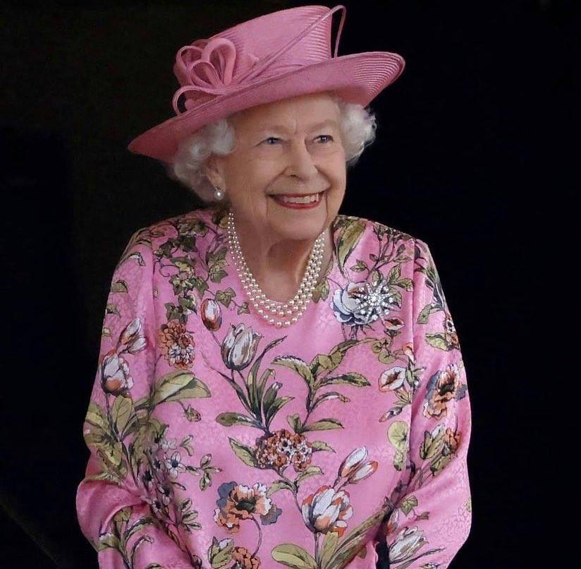 اطلالة الملكة اليزابيث لموضة القبعة لملكية الزهرية