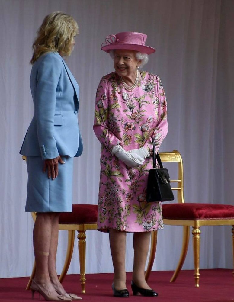 الملكة اليزابيث بفستان هندسي ومزخرف برفقة سيدة الولايات المتحدة جيل بايدن