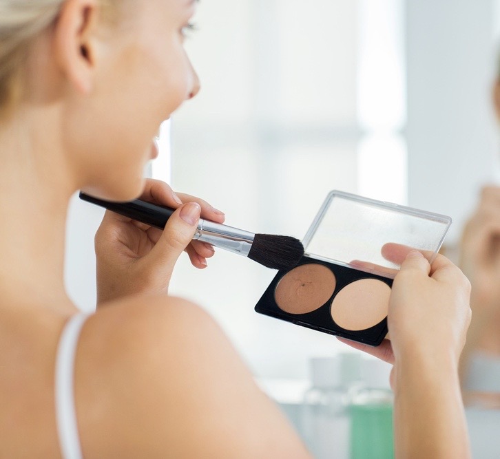  يعتمد خبراء التجميل على قطرات كريم الاساس الاغمق من لون البشرة