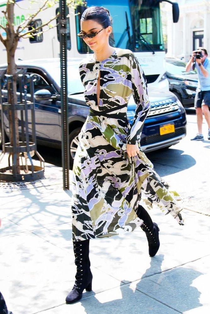 كيندال جينر ‏Kendall Jenner‏ تتألق الفستان الطويل والمزخرف بألوان متداخلة من دار ‏Longchamp