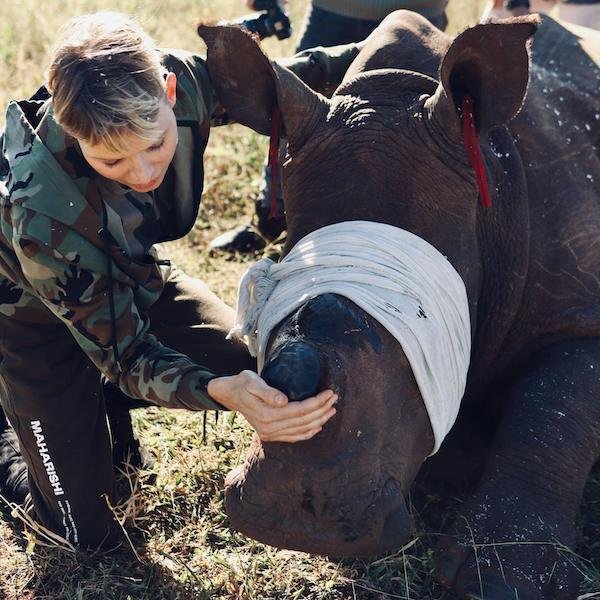 الأميرة شارلين مع وحيد القرن المهدد بالانقراض- الانستقرام