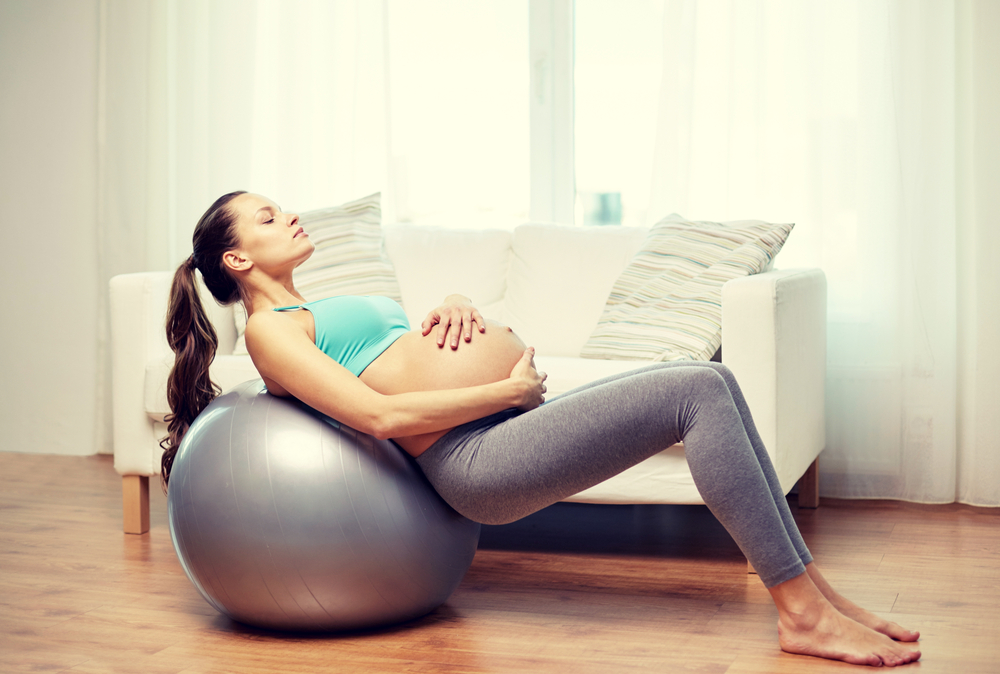 تمارين رياضية فعالة لتحسين وضع الجنين ومنطقة الحوض قبل الولادة الطبيعية من ضمنها تمرين الكرة المطاطية.