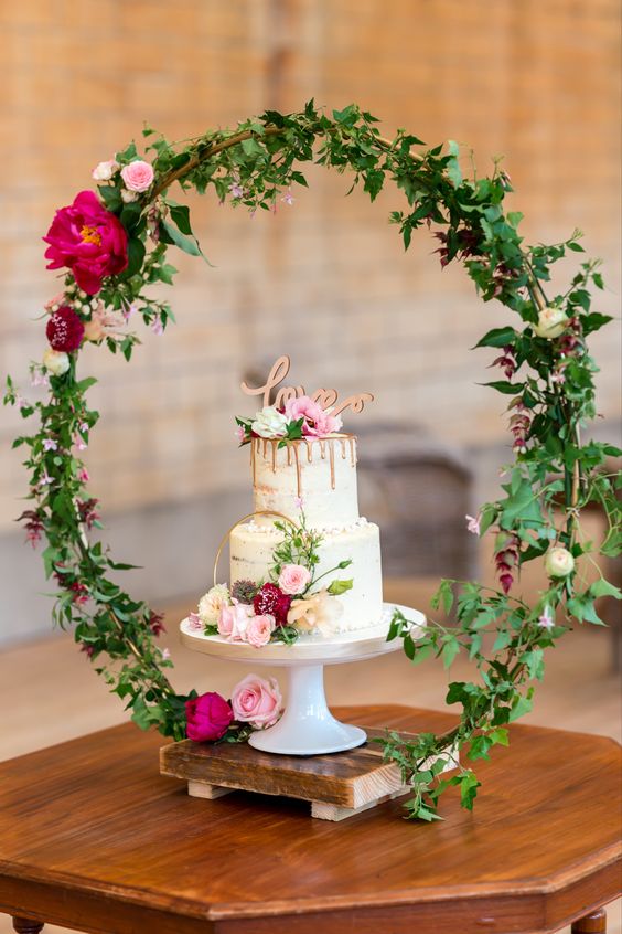 الورود اجمل انواع الازهار لتزيين طاولة كعكة الزفاف