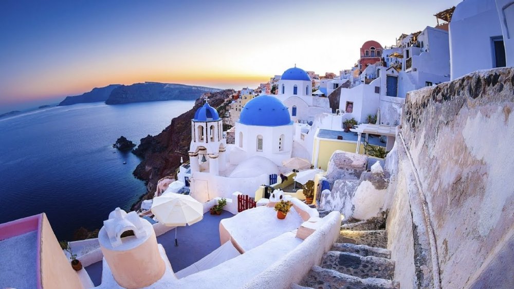  جزيرة سانتوريني المميزة باللونين الأبيض والأزرق في اليونان