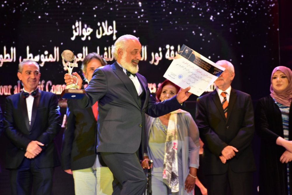 الفنان أيمن زيدان يحتفل بتتويجه بجائزة أفضل ممثل