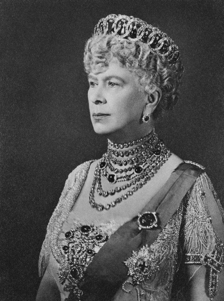 الملكة ماري تك ترتدي تاج  "Vladimir Emerald Tiara "