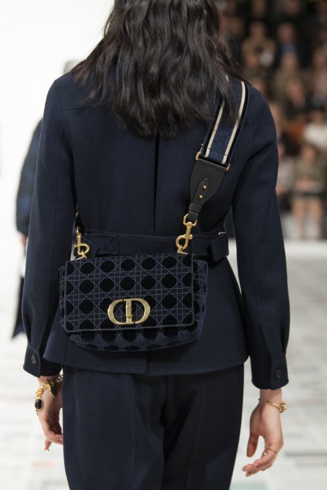 موديلات حقائب يد مع السلاسل العريضة من دار Christian Dior