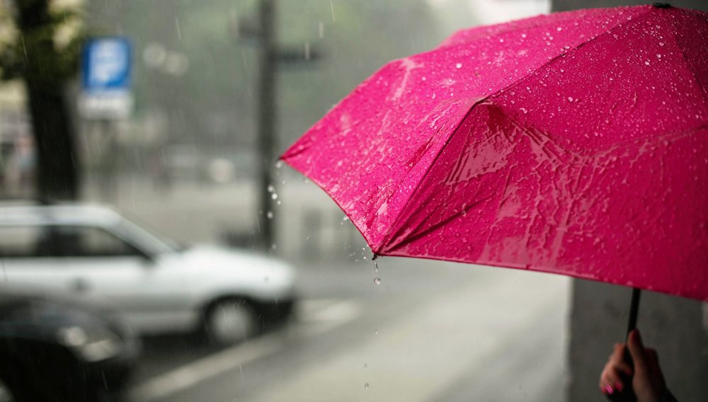 المظلة الخاصة بالمطر من الأغراض الهامة التي يجب على المرأة السائقة اصطحابها إلى السيارة