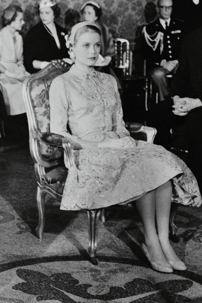 غريس كيلي أميرة موناكو الراحلة ترتدي فستان بسيط في حفل الزفاف المسائي