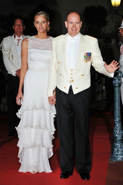 الأميرة شارلين ترتدي فستان زفاف ثاني باللون الأبيض المزين بالترتر 