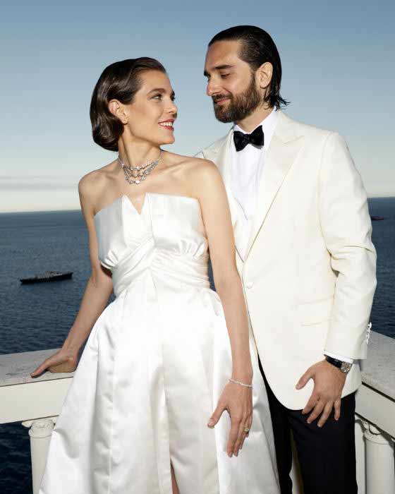 شارلوت كاسيراغي بتتألق فستان زفاف ثاني من الحرير الأبيض مصنوع خصيصًا لها من شانيل
