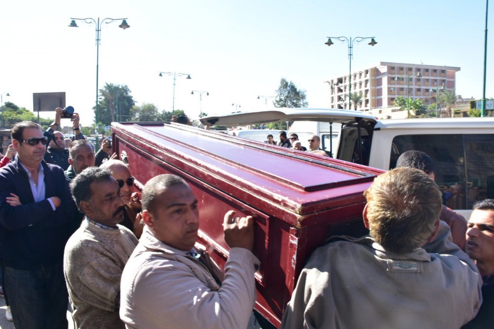 جثمان حسن كامي يصل إلى مسجد السيدة نفيسة 