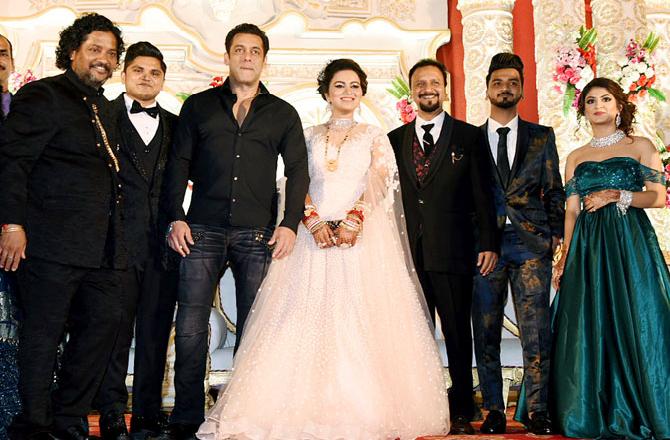 سلمان خان يشارك في زفاف ابن خبير المكياج الخاص به