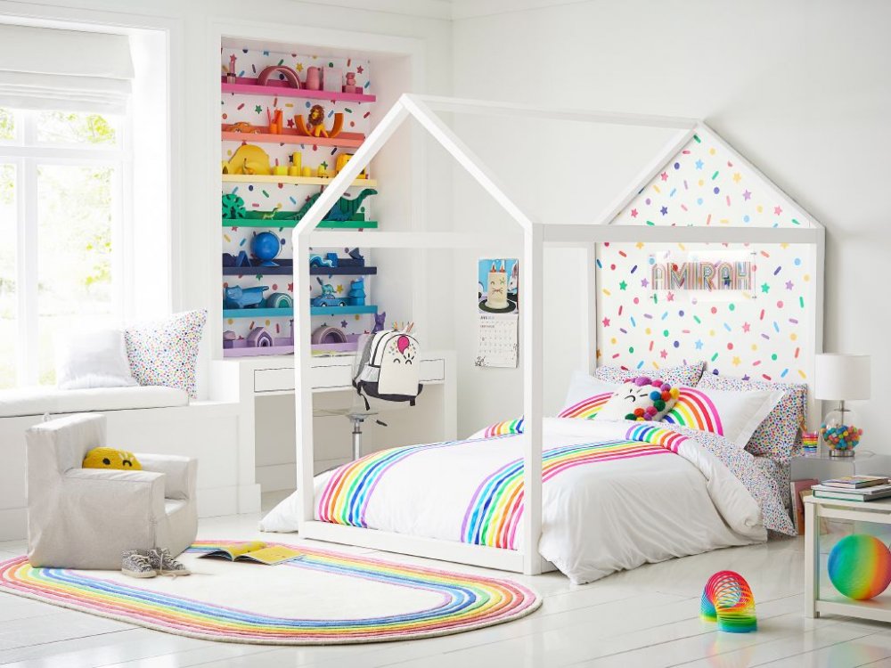 الألوان الفاقعة مع ديكور غرفة الأطفال بلونه الأبيض لمظهر جذاب