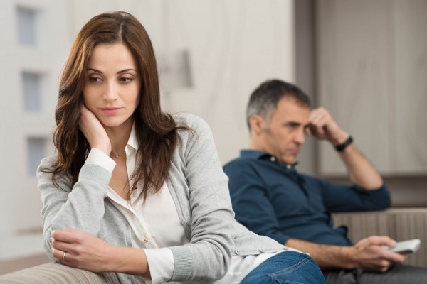 لتحديد كيفية التعامل مع الزوجة المزاجية على الزوج أن يترك مساحة كافية لها حتى تهدأ