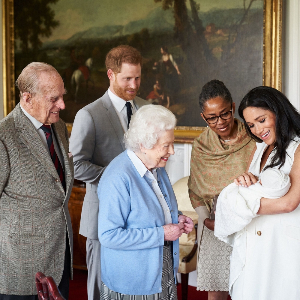 ملكة بريطانيا قابلت الطفل الملكي أولا