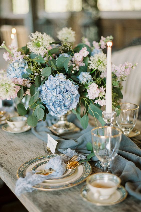 طرق تنسيق الشموع مع الورود لحفلات الزفاف الصيفية