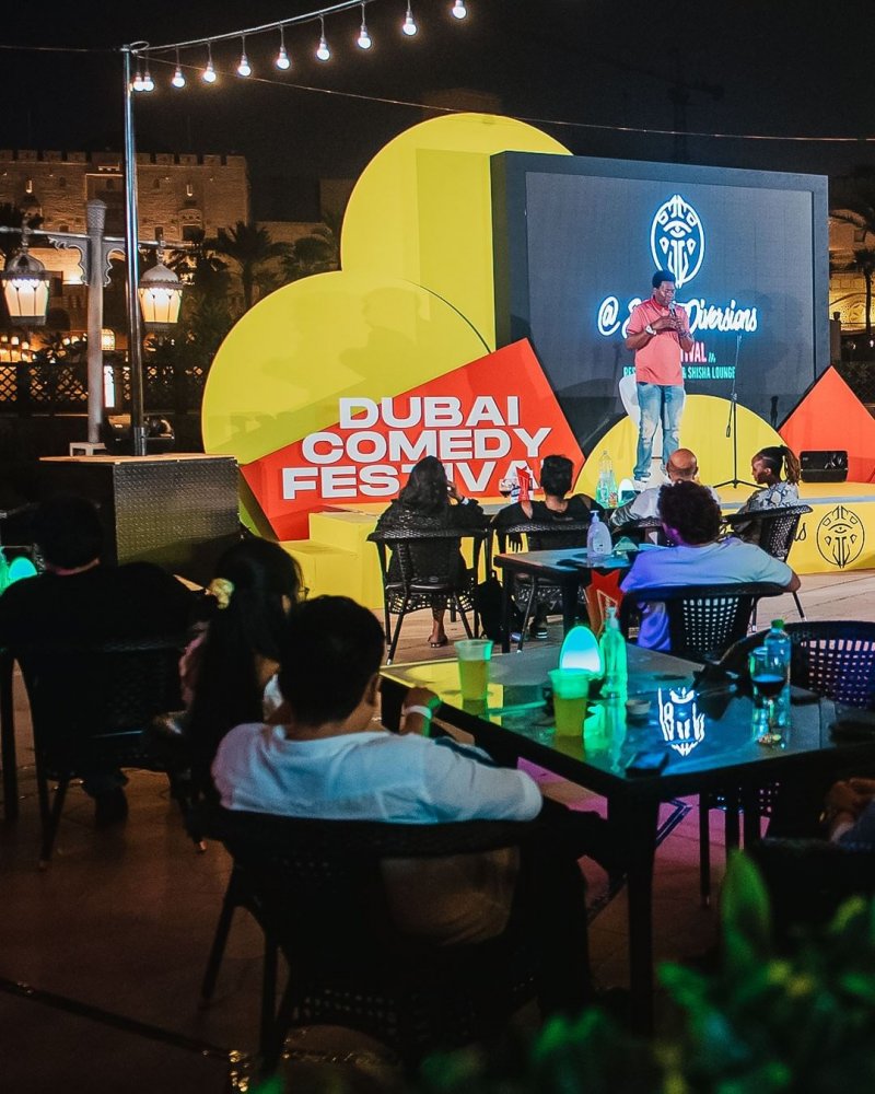 مهرجان دبي للكوميديا وعروض مميزة في سوق مدينة جميرا 