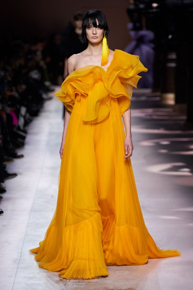 فستان سهرة باللون الأصفر من Givenchy