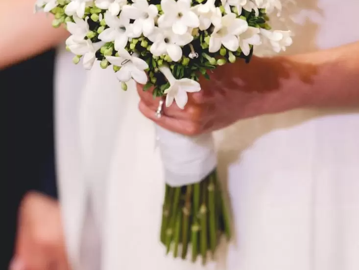 بوكيه الزفاف مزينة بزهور الياسمين الرومانسية