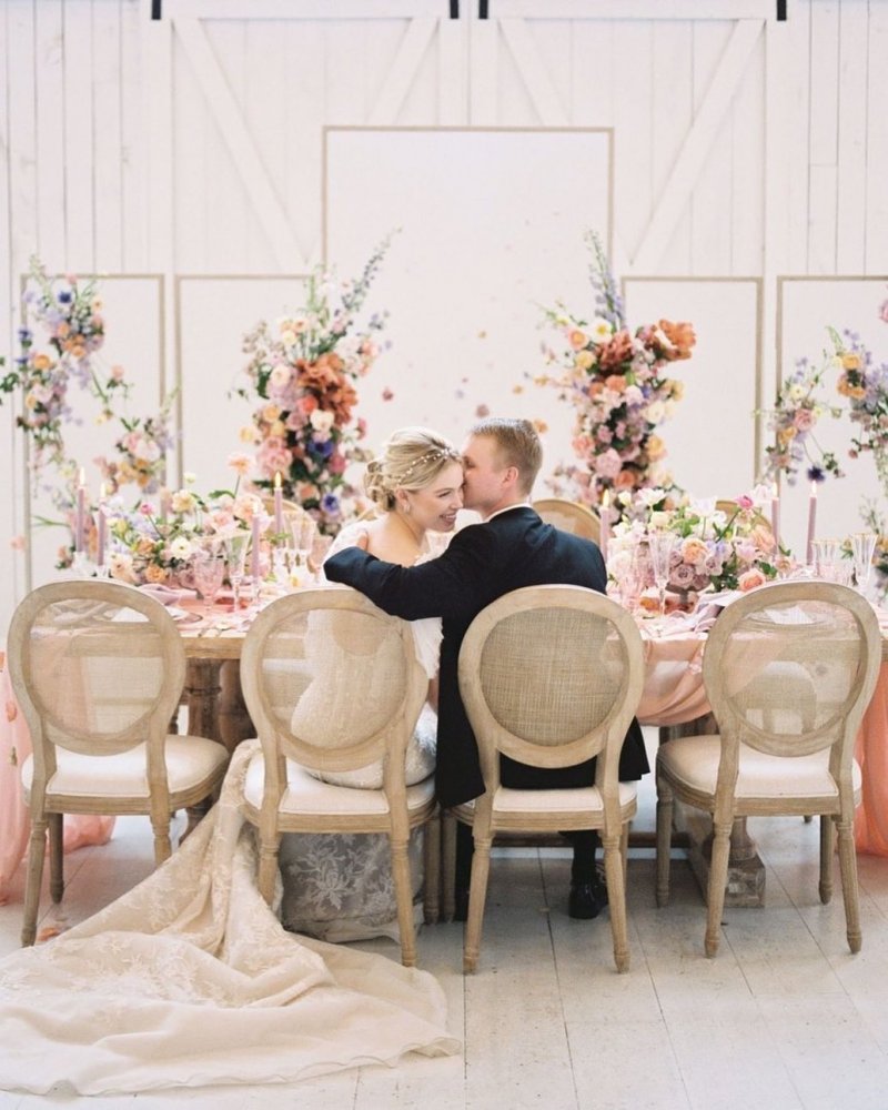 استخدمي طاولة مستطيلة صغيرة لتكون طاولة مخصصة للعروسين فقط في حفل زفافهما thewhitesparrow