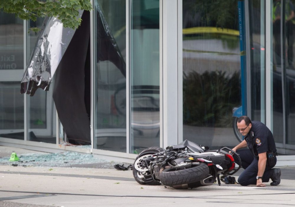 الحادث قد وقع عندما كانت ممثلة المشاهد الخطرة تقوم بتصوير مشهد خطر بدراجة نارية