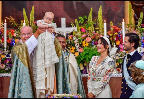تعرفوا على مراسم تعميد الأمير جوليان ابن الأمير كارل والأميرة صوفيا