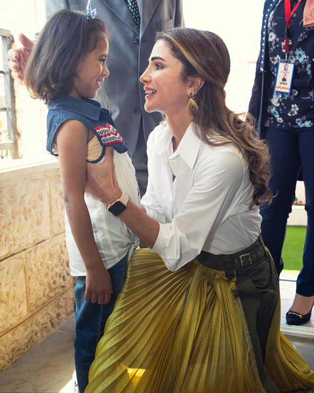  الملكة رانيا تعانق الأطفال الصغار في الملجأ