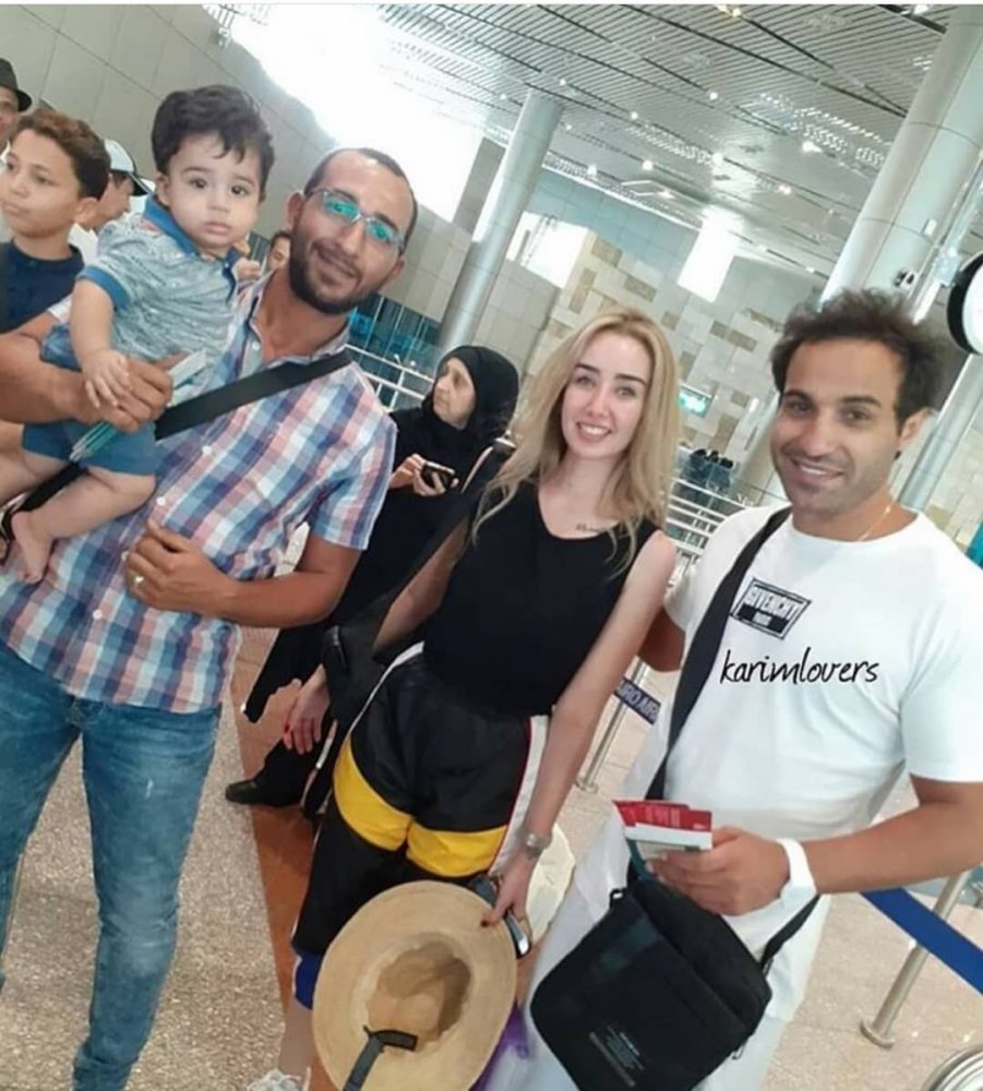 احمد فهمي وهنا الزاهد في المطار 