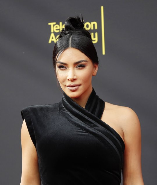كيم كردشيان ‏Kim Kardashian‏ بتسريحات الشعر المرفوعة مع الفرق الوسطي والخصل الجانبية ‏المنسدلة