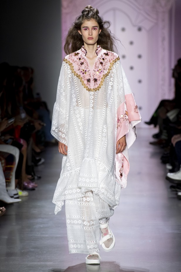 ازياء‎ ‎واسعة مع التطريز تناسب المحجبات من اسبوع الموضة في نيويورك 2019‏‎ ‎بتوقيع ‏Anna Sui
