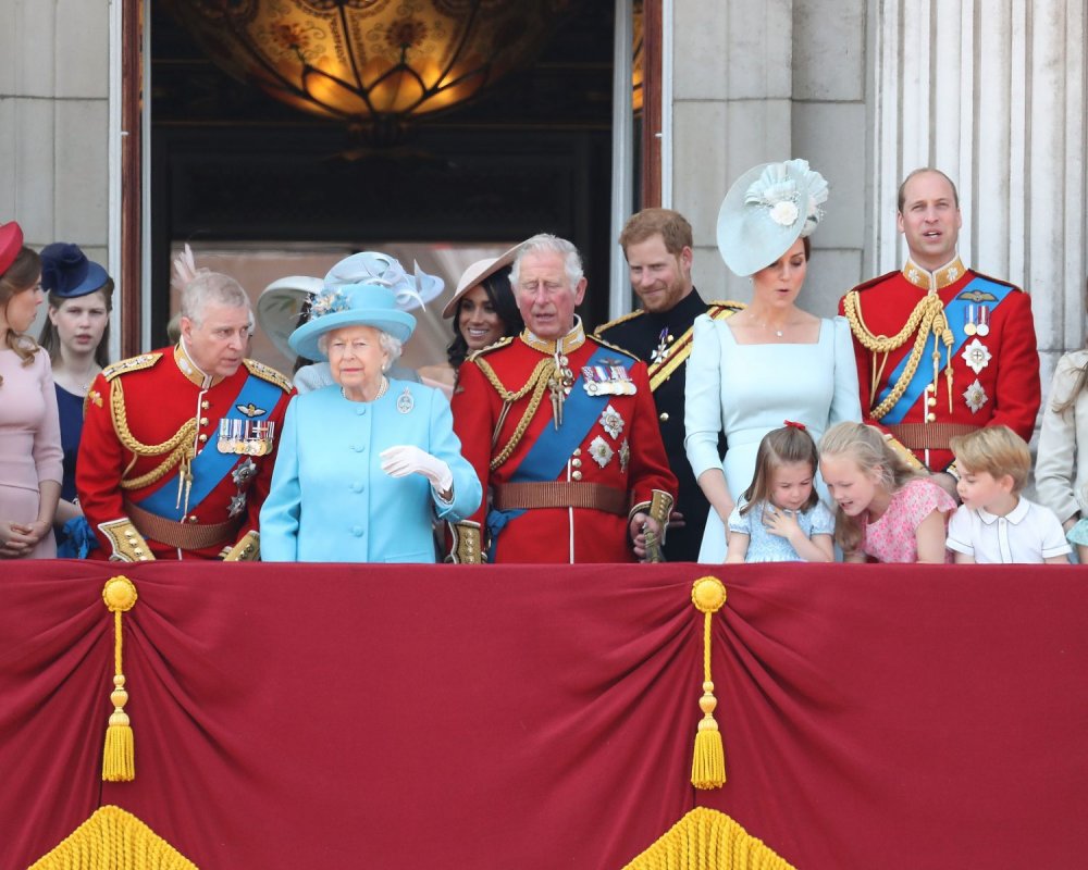 أسرة ملكة بريطانيا لديها في المقام الأول