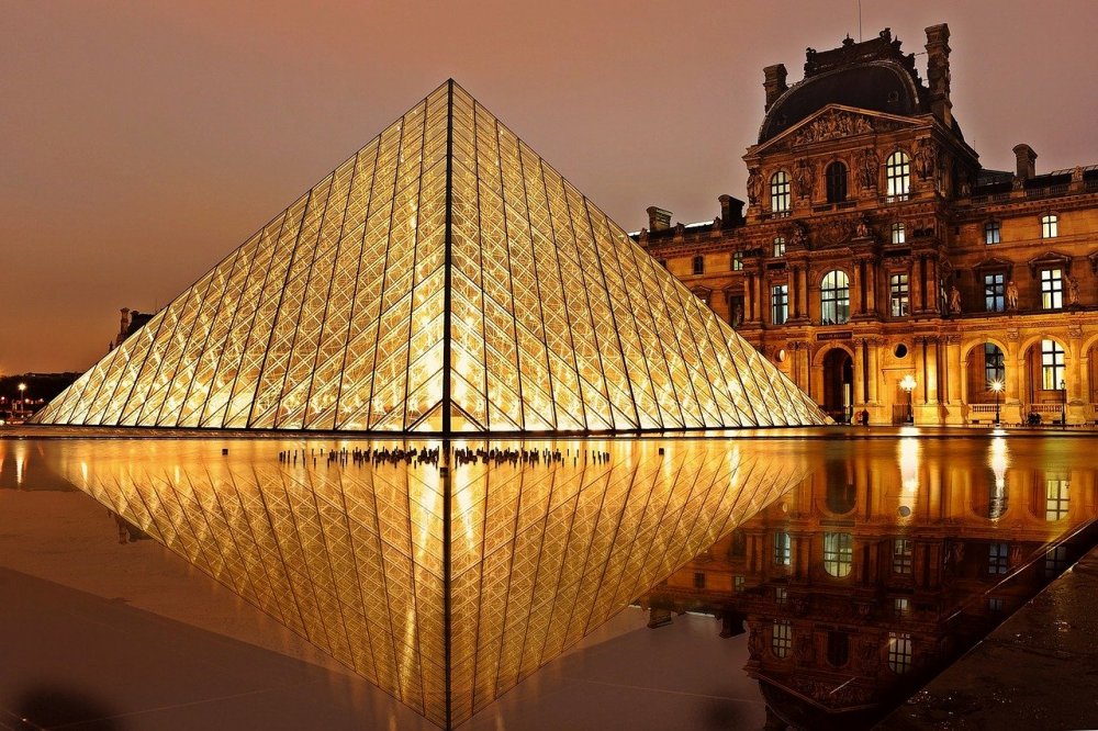 متحف اللوفر من أهم أماكن سياحية في باريس بواسطة EdiNugraha