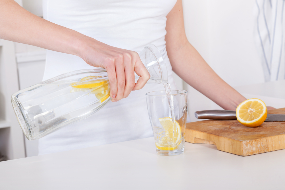 تمنع المرأة المرضعة التي تعاني من قرحة المعدة الاستفادة من فوائد الليمون والماء على الريق