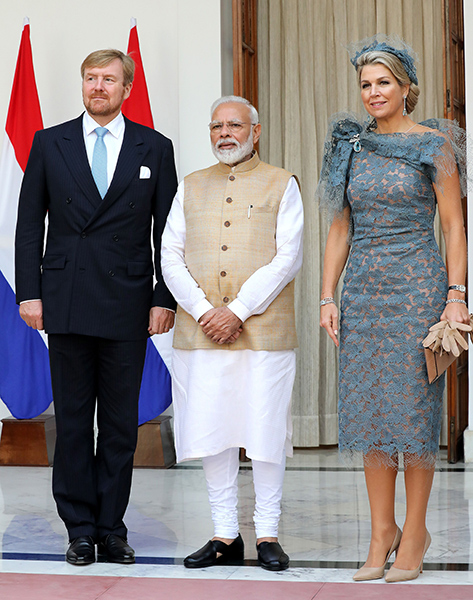 كان في استقبال ملك وملكة هولندا  وزير السكك الحديدية الهندي 
