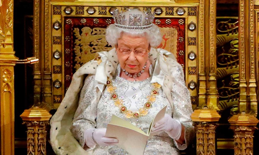 لهذا السبب لم ترتدي ملكة بريطانيا تاج الإمبراطورية في افتتاح البرلمان