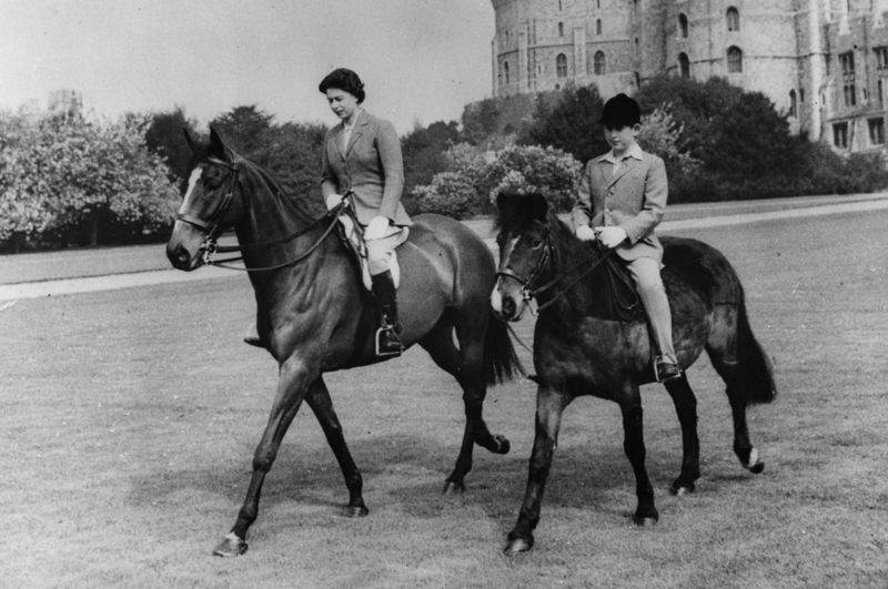 الأمير تشارلز ووالدته الملكة إليزابيث الثانية