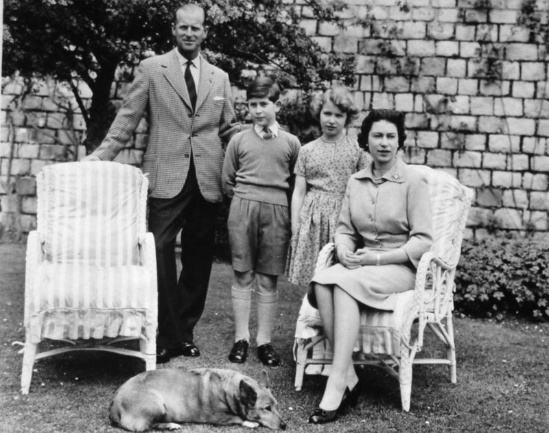 صورة عائلية تجمع بين الملكة إليزابيث الثانية، وزوجها الأمير فيليب ومعهما الأمير تشارلز  والأميرة آن