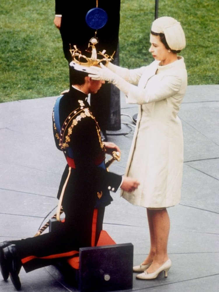 الملكة إليزابيث الثانية تتوج الأمير تشارلز ولي لعهدها رسميا