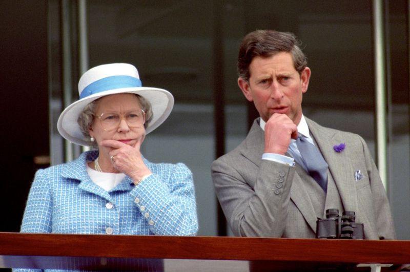 الأمير تشارلز ووالدته يشاهدان السباق في إبسوم في الذكرى الأربعين لتتويج الملكة إليزابيث الثانية
