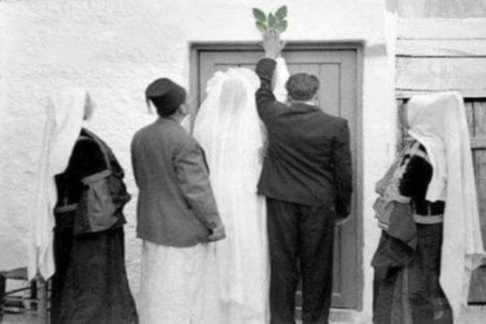 تقوم العروس في بعض المناطق اللبنانية بلصق العجينة فوق بوابة منزلها الجديد