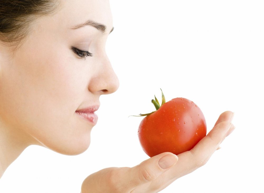  الطماطم والعسل تساعد على تفتيح البشرة وتوهجها