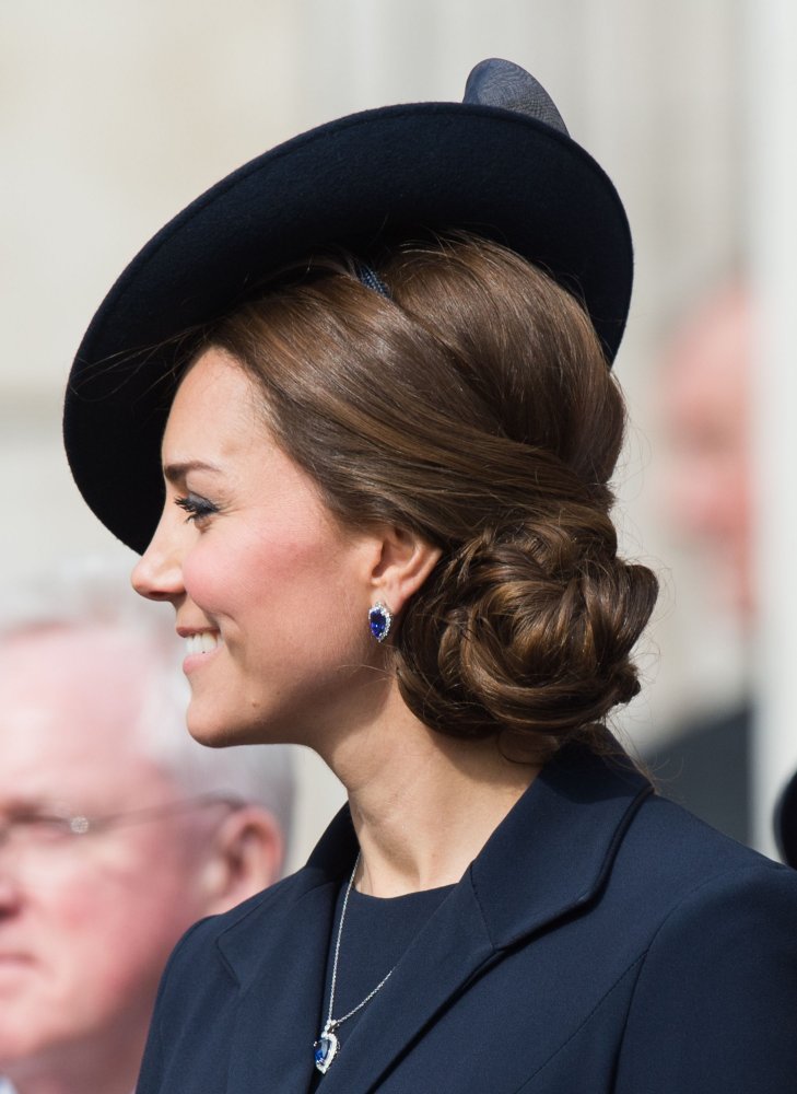 تسريحات شعر الكعكة الملكية الجانبية بأسلوب كيت ميدلتون