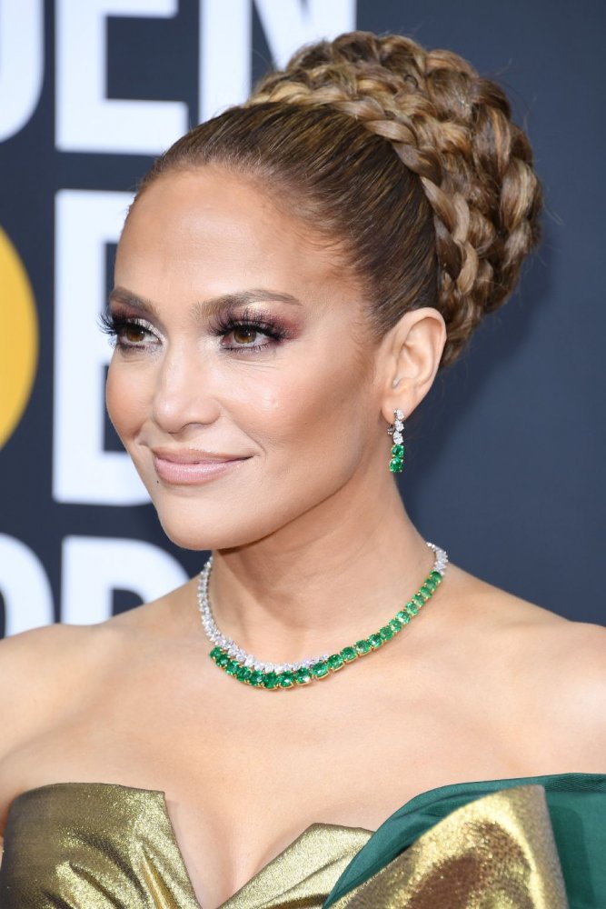 طريقة عمل ضفائر الشعر مع الكعكة العالية بأسلوب Jennifer Lopez