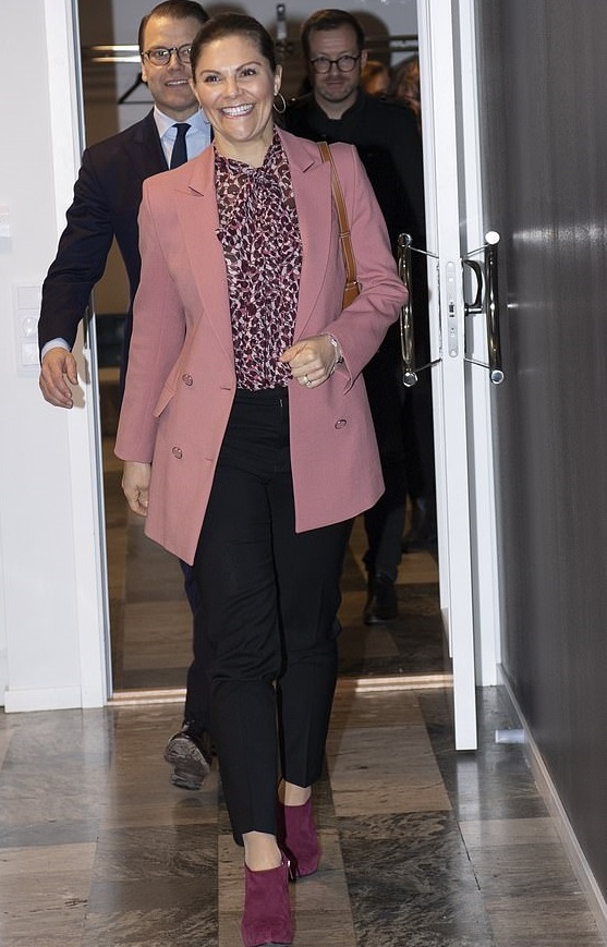 فيكتوريا ملكة السويد ترتدي التصاميم الكلاسيكية بتجدّد