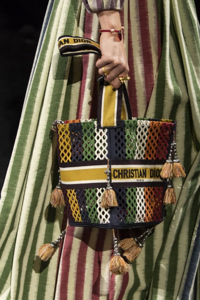 حقائب يد بأقمشة القش الملونة من دار Christian Dior
