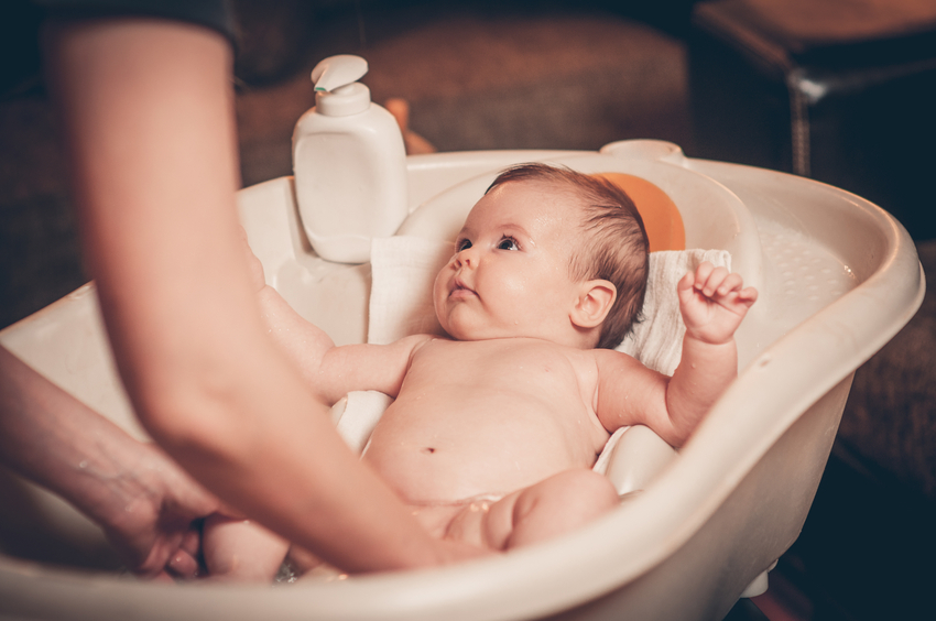 قواعد استحمام الطفل الرضيع