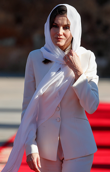 في لفتة احترام واضح ارتدت الملكة ليتيزيا الحجاب لدى زيارتها مسجد الملك الحسن الثاني