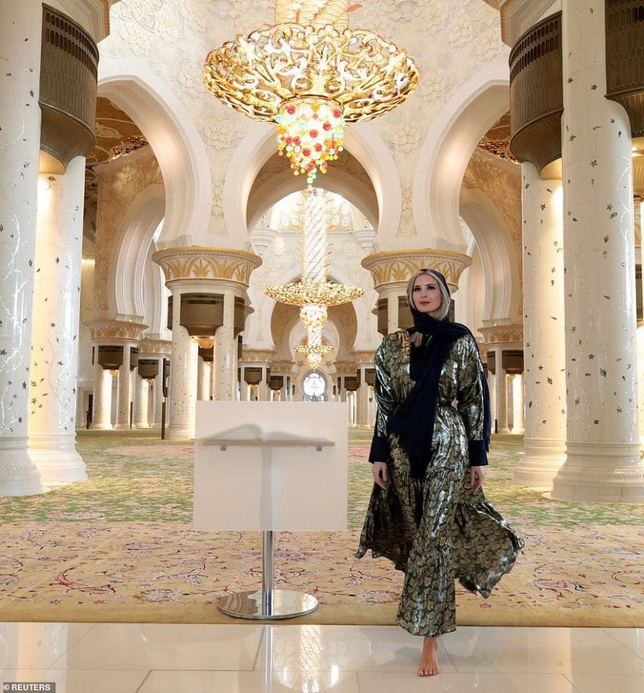 إيفانكا ترمب بالحجاب أثناء زيارتها إلى جامع الشيخ زايد رحمه الله 